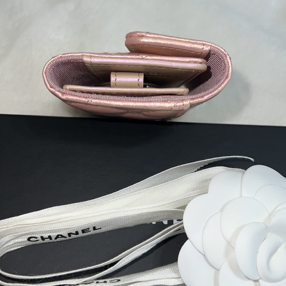 SOLD. ๐ธ Chanel Iridescent Pink Key Holder 21K ๐ธ - Picture 6 of 16